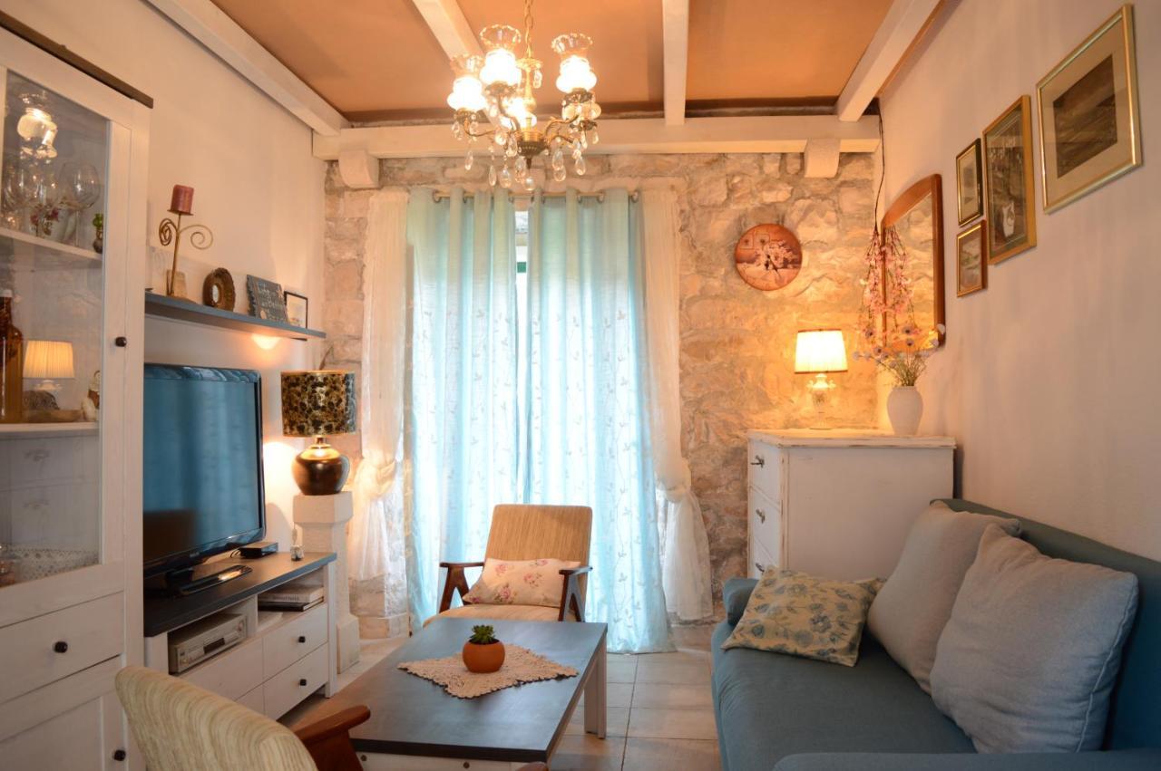 Visilo Stone House Villa Pucisca Bagian luar foto