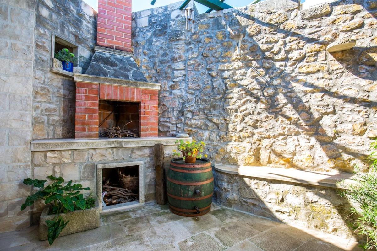 Visilo Stone House Villa Pucisca Bagian luar foto